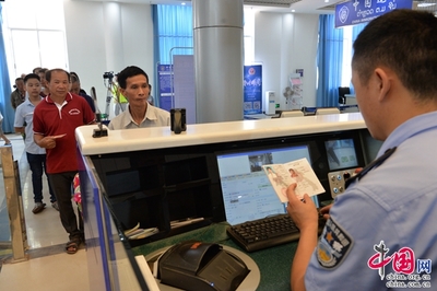 磨憨邊檢站開通“一帶一路”專用通道，為國(guó)際合作注入新動(dòng)能